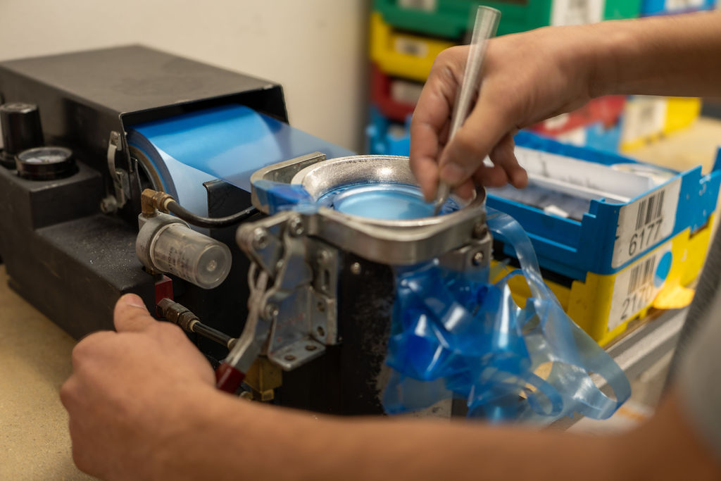 Preparing a tinted lens for finishing